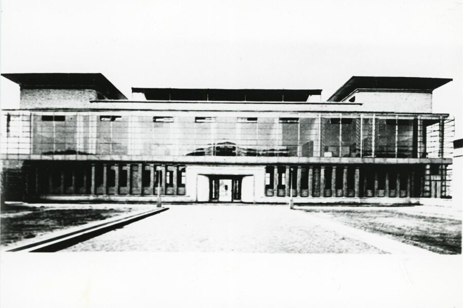 W. Gropius, vzorová továrna na výstavě německého Werkbundu v Kolíně n. R., 1914